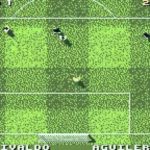 Joueur de football pixelisé en mode rétro sur écran de jeu, ambiance arcade vintage.
