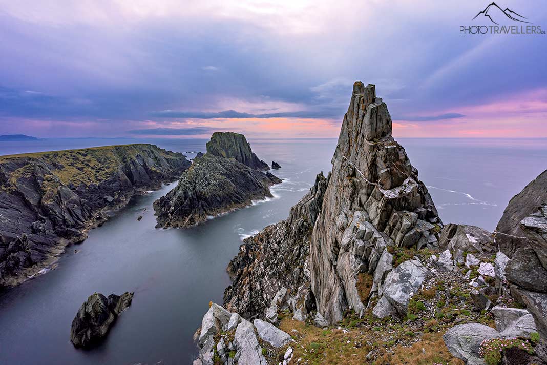 Die schroffe Felsküste von Malin Head in Irland im Abendlicht