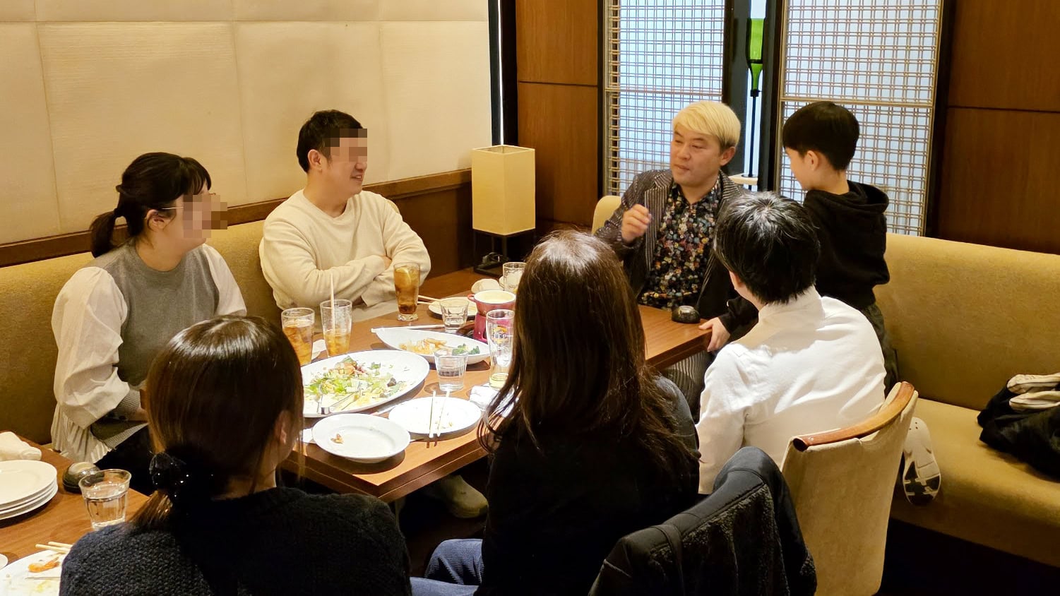 高岡「カジュアルダイニング BON」で企業新年会マジックショー|サプライズ出演とマジックに夢中になった少年との出会い 1 高岡「カジュアルダイニング BON」でテーブルマジックを披露するマジシャン・コンプレッサー。花柄シャツを着て、テーブルを囲む大人と子供たちに間近でマジックを見せている様子