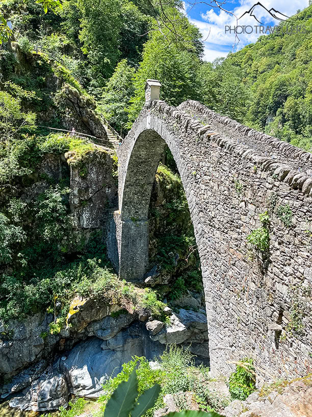 Blick auf die Römerbrücke im Centovalli