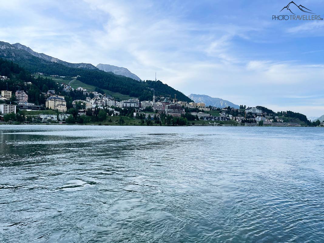 Der Blick über den St. Moritzersee auf St. Moritz