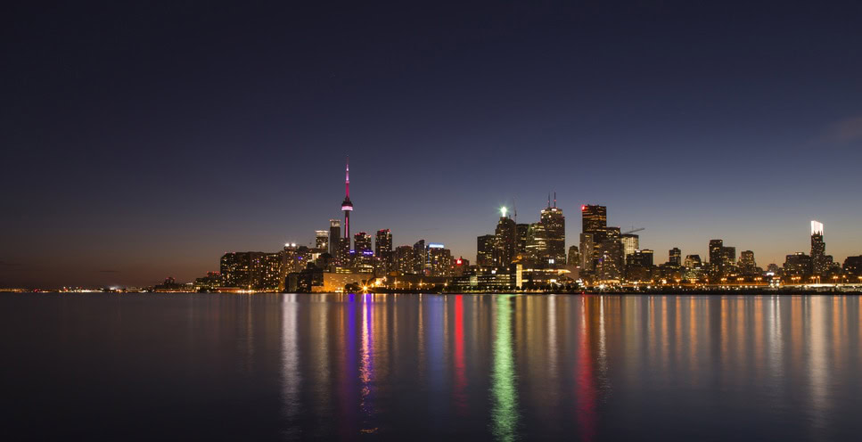 Der Blick auf die Skyline von Toronto bei Nacht