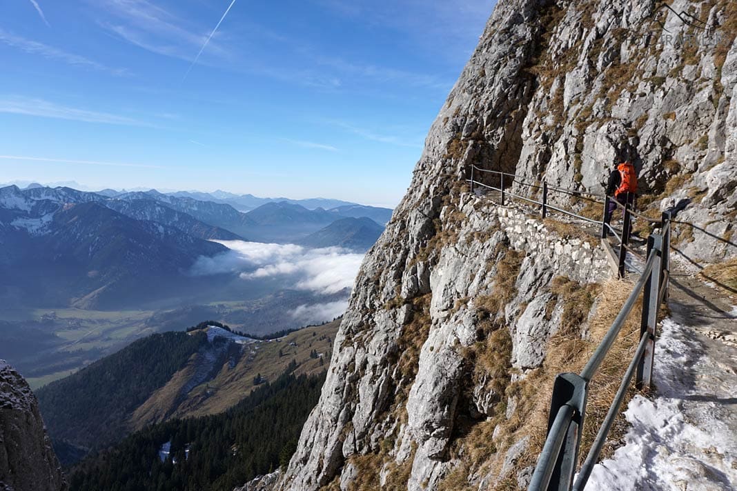 Reisebloggerin Biggi Bauer auf dem mit einem Geländer gesicherten Weg zum Wendelstein-Gipfel