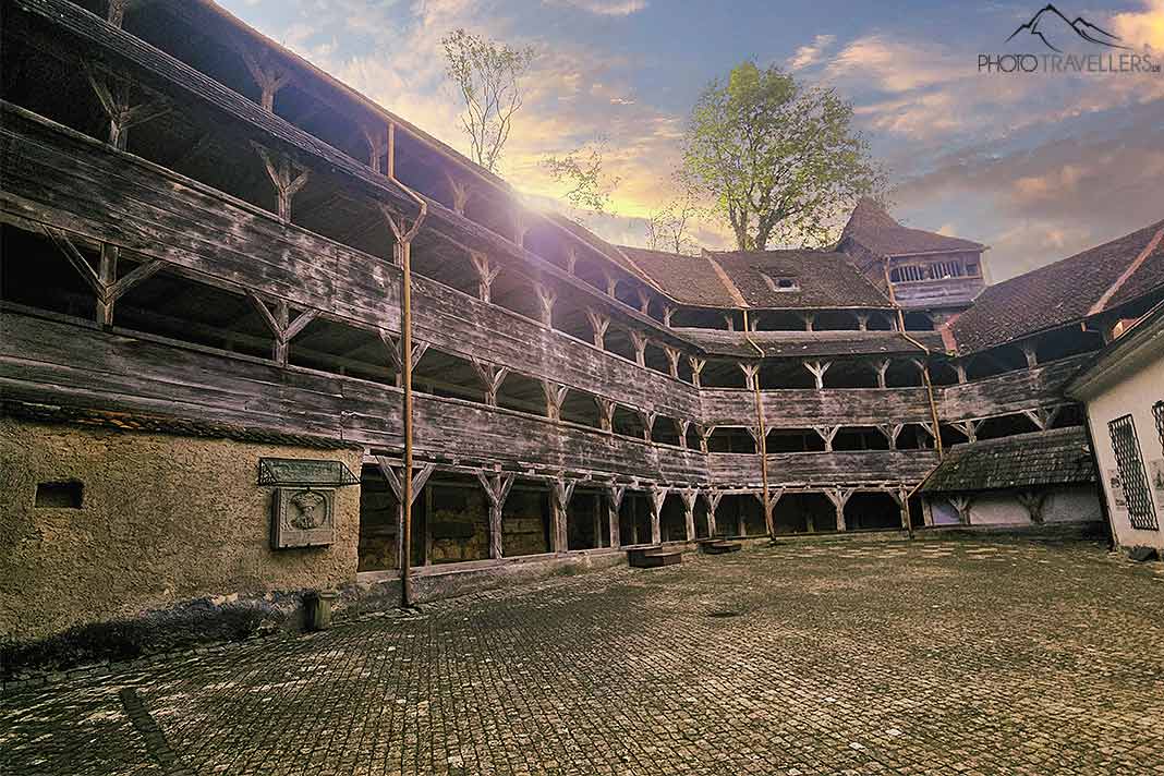 Die mehrstöckigen Bogenfassaden aus Holz umschließen den gepflasterten Innenhof der Weberbastei