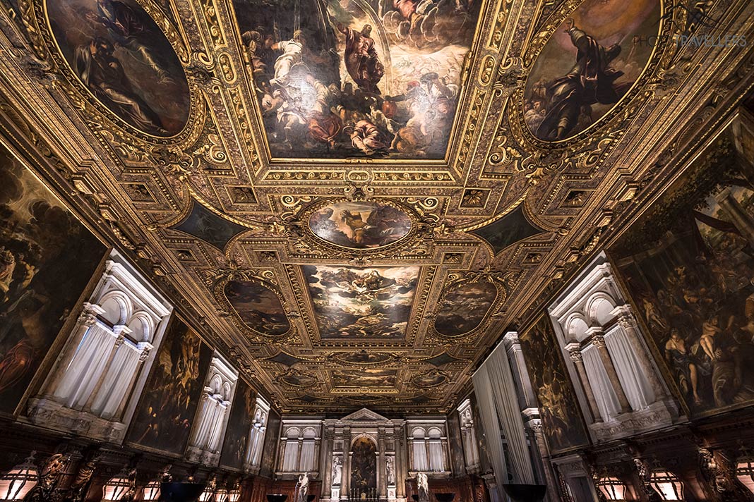 Die reich verzierte Decke des goldenen Saals in der Scuola Grande di San Rocco in Venedig