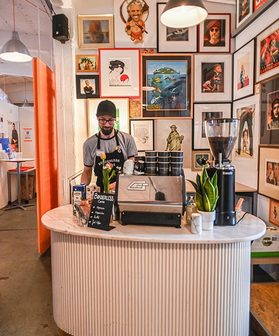 Barista Pujan von „Borderless Coffee“