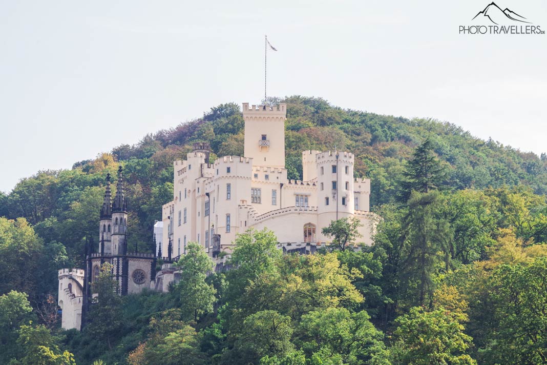 Bei einer Schiffrundfahrt kannst du das Schloss Stolzenfels in seiner vollen Pracht bestaunen