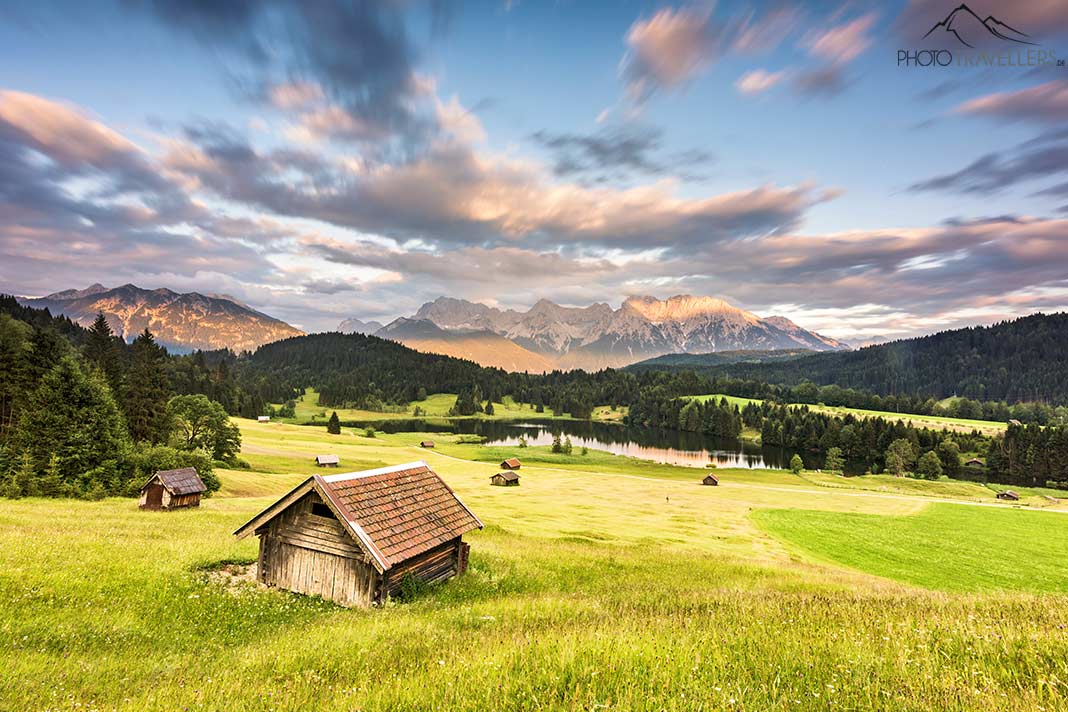 Der berühmte Blick auf den Geroldsee mit den Hütten und den Bergen im Hintergrund