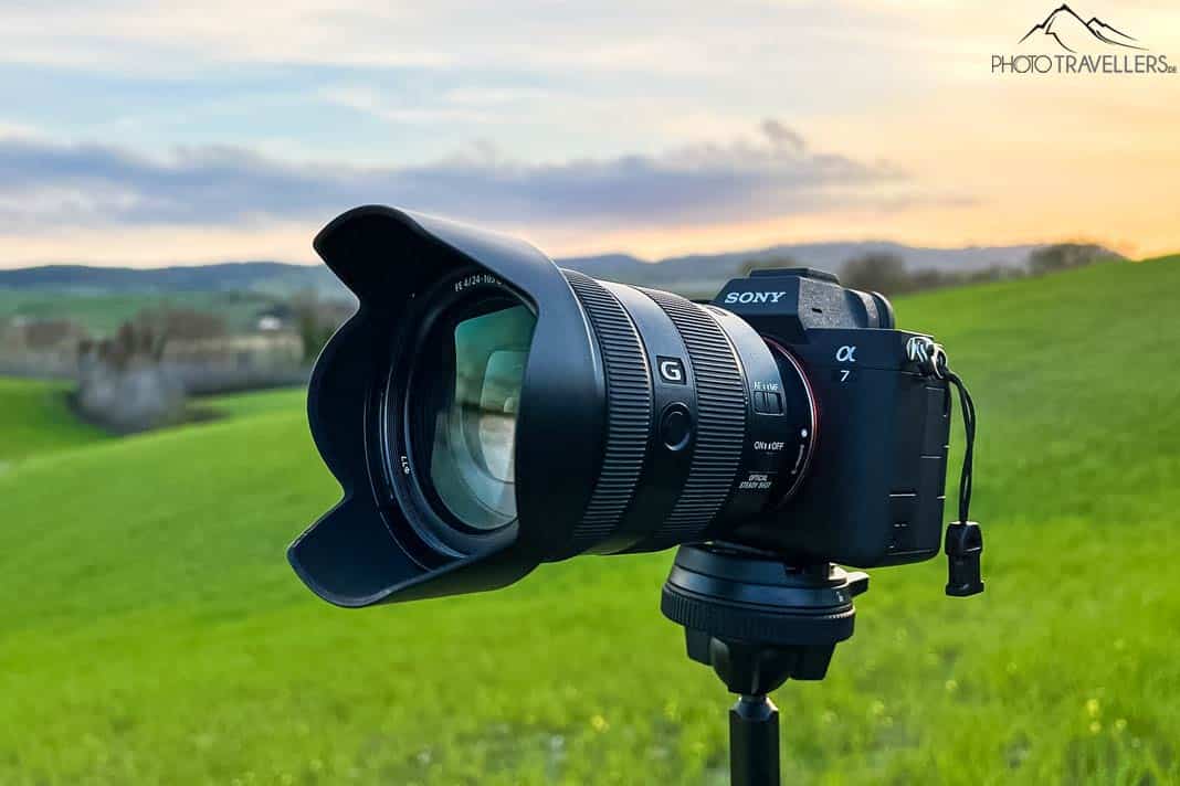 Die Sony Alpha 7 IV auf einem Stativ in der Landschaft im Abendlicht