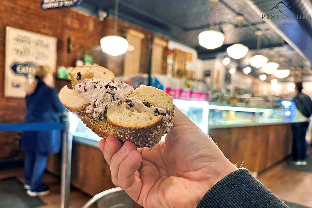 Ein aufgeschnittener Bagel bei Murray's Bagel in New York