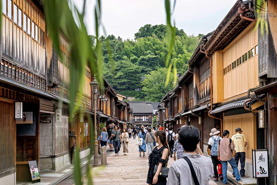 Fußgänger im historischen Geisha-Viertel Higashi Chaya in Kanazawa
