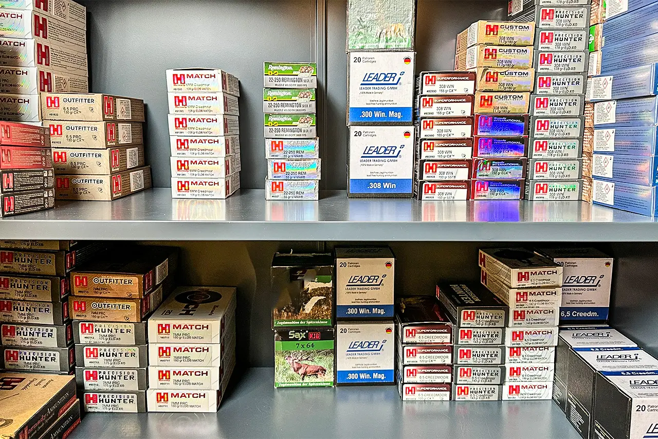 Verschiedene Munitionspackungen im Munitionsschrank bei JAGD TOTA