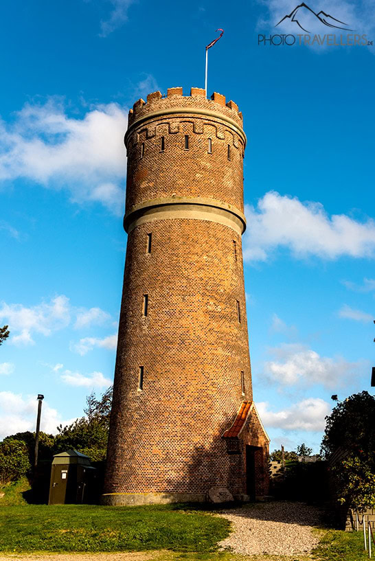 Der von der Sonne angestrahlte Wasserturm Nykobing