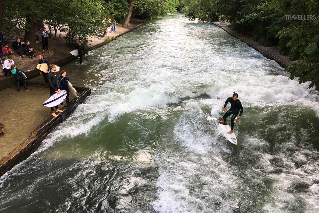 Surfer auf dem Eisbach im Englischen Garten in München
