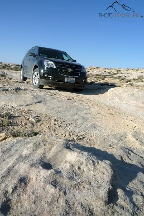 Ein schwarzes SUV auf Felsplatten