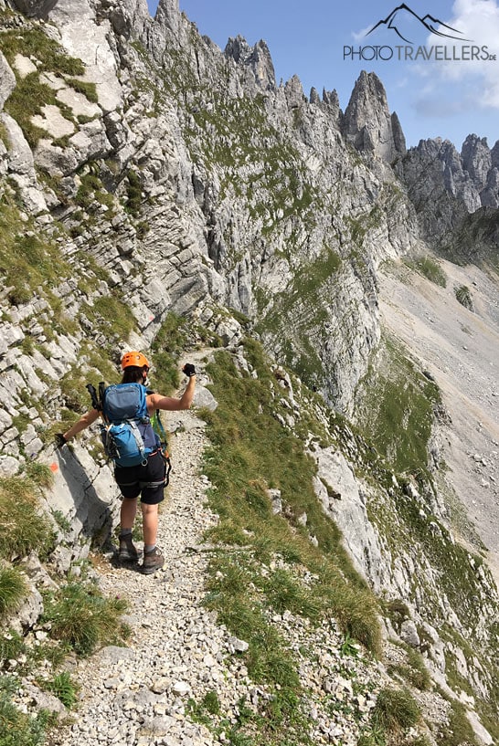 Reisebloggerin Biggi Bauer von hinten auf dem Gamsängersteig