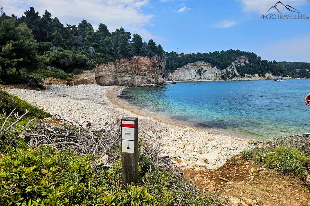 Markierung für Wanderweg am Spartines Beach auf Alonnisos
