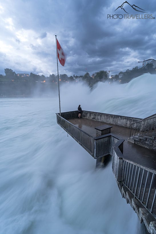 Biggi steht auf einer Plattform am Rheinfall