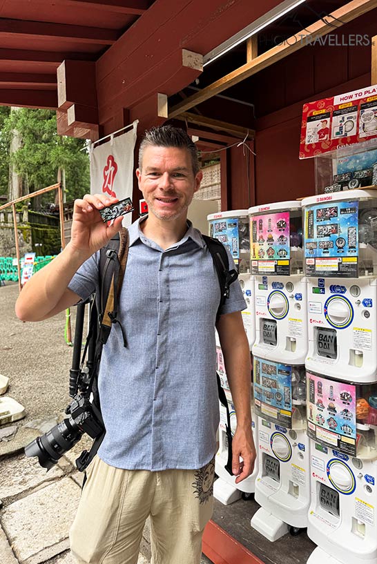 Reiseblogger Florian Westermann vor mehreren Gacha-Automaten in Nikkō in Japan