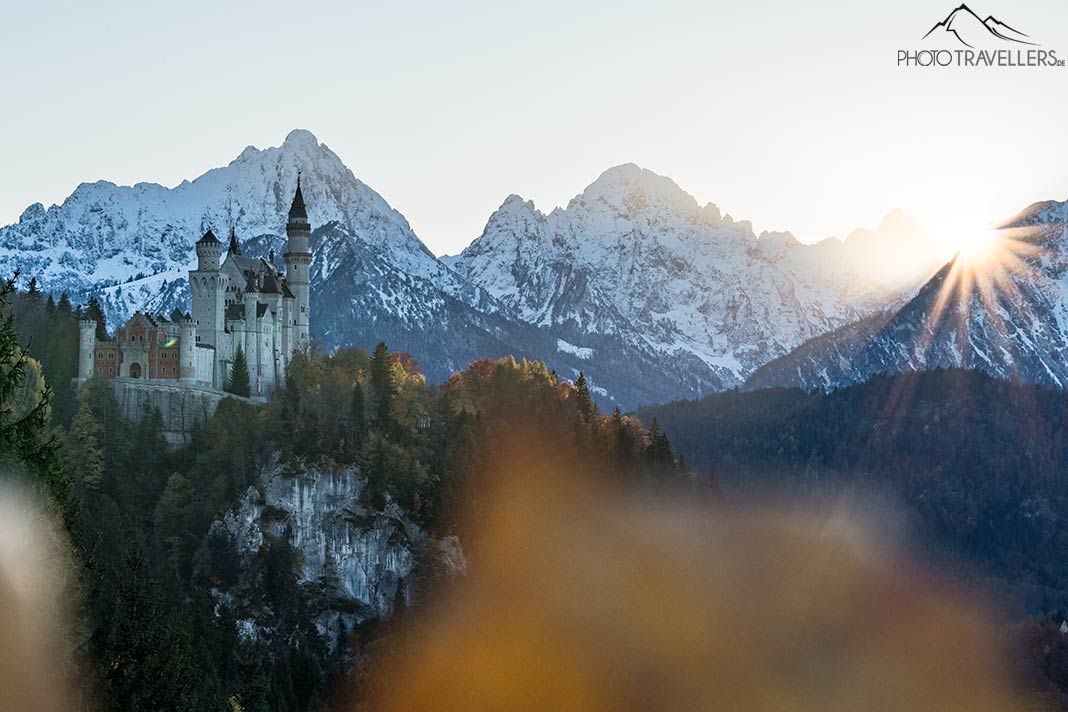 Der Blick auf Schloss Neuschwanstein mit den Alpen im Hintergrund