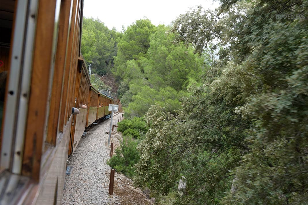 Der Blick in einer Kurve aus dem historischen Zug, der von Palma nach Sóller fährt