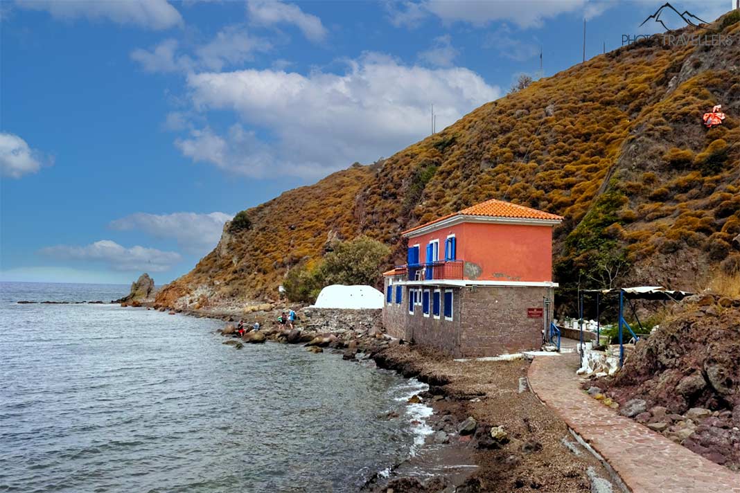 Das zweistöckige Badehaus von Eftalou liegt vor einem Felsen in der gleichnamigen Bucht