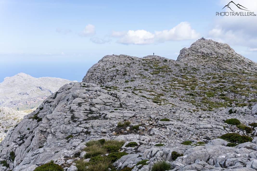 Der Blick auf den Massanella-Hauptgipfel, auf dem zahlreiche Wanderer stehen