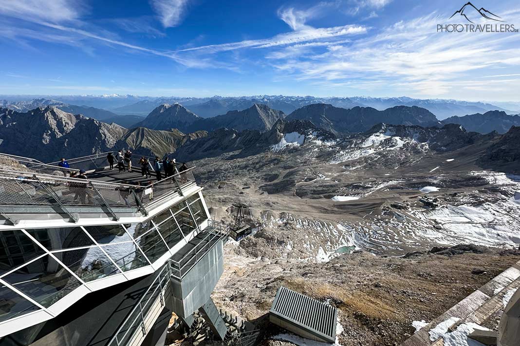 Der Blick vom Zugspitz-Gipfel auf das Zugspitzplatt