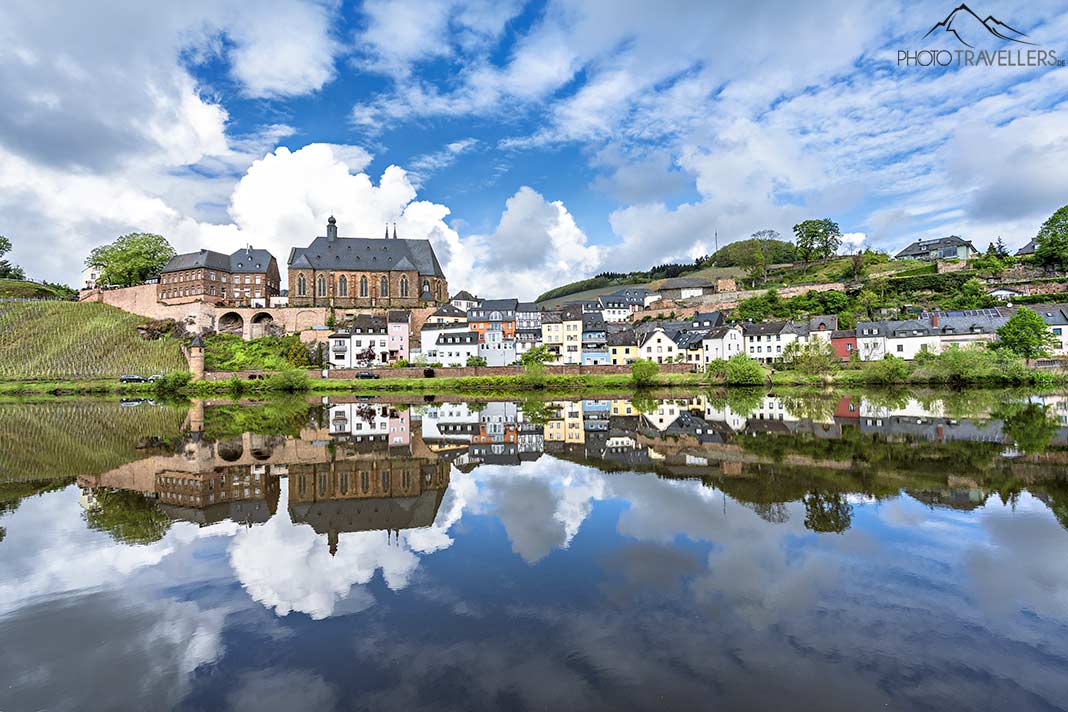Die Stadt Saarburg, die sich im Wasser der Saar spiegelt