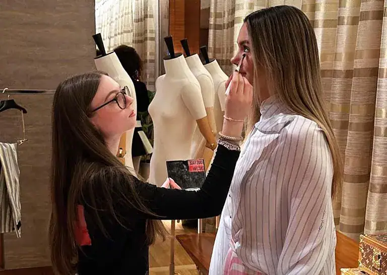 Absolventin der Famous Face Academy Paula Jagdfeld schminkt ein Model