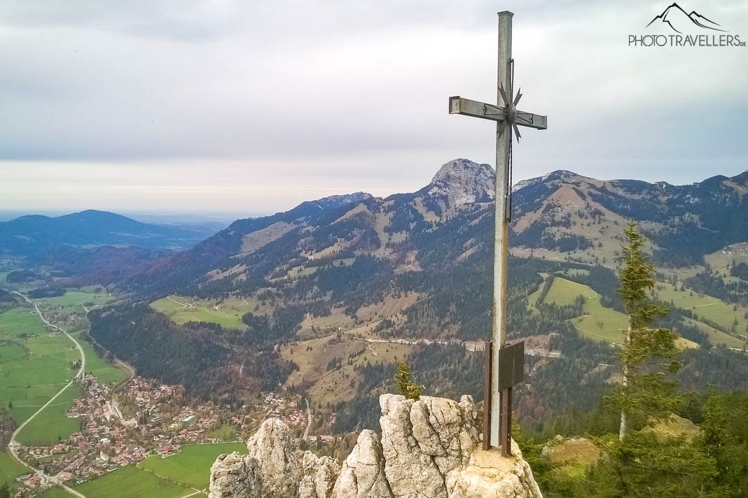 Das Gipfelkreuz auf dem Vogelsang mit Blick zum Wendelstein