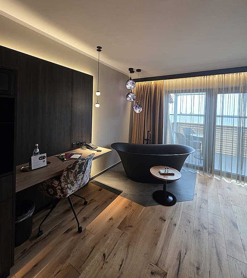 Schreibtisch, Badewanne und Balkon der Suite Bergliebe