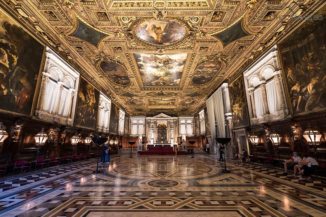 Ein goldener Raum mit Gemälden in der Scuola Grande di San Rocco in Venedig
