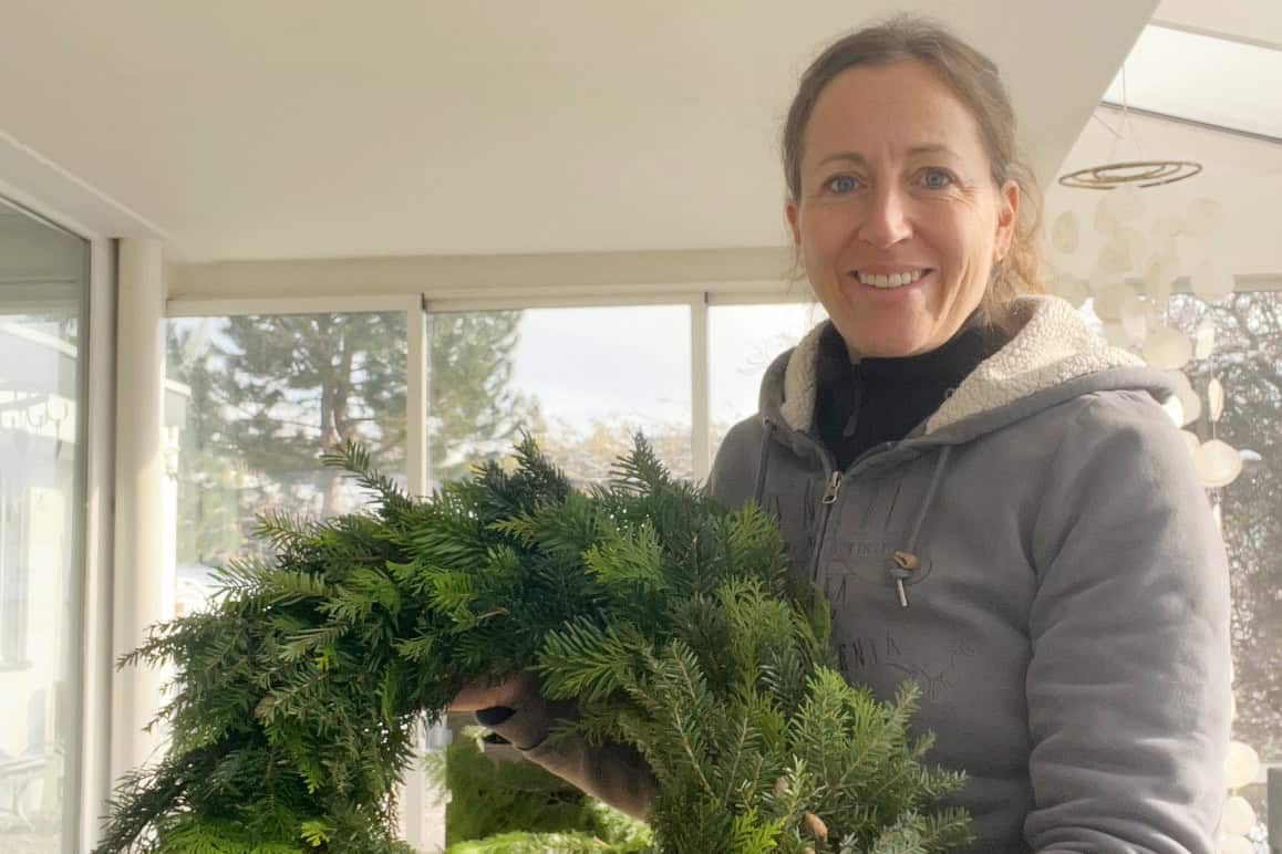 Jeannine Maurer beim Binden vom eigenen, strubbeligen Adventskranz im Dezember 2025 :-)