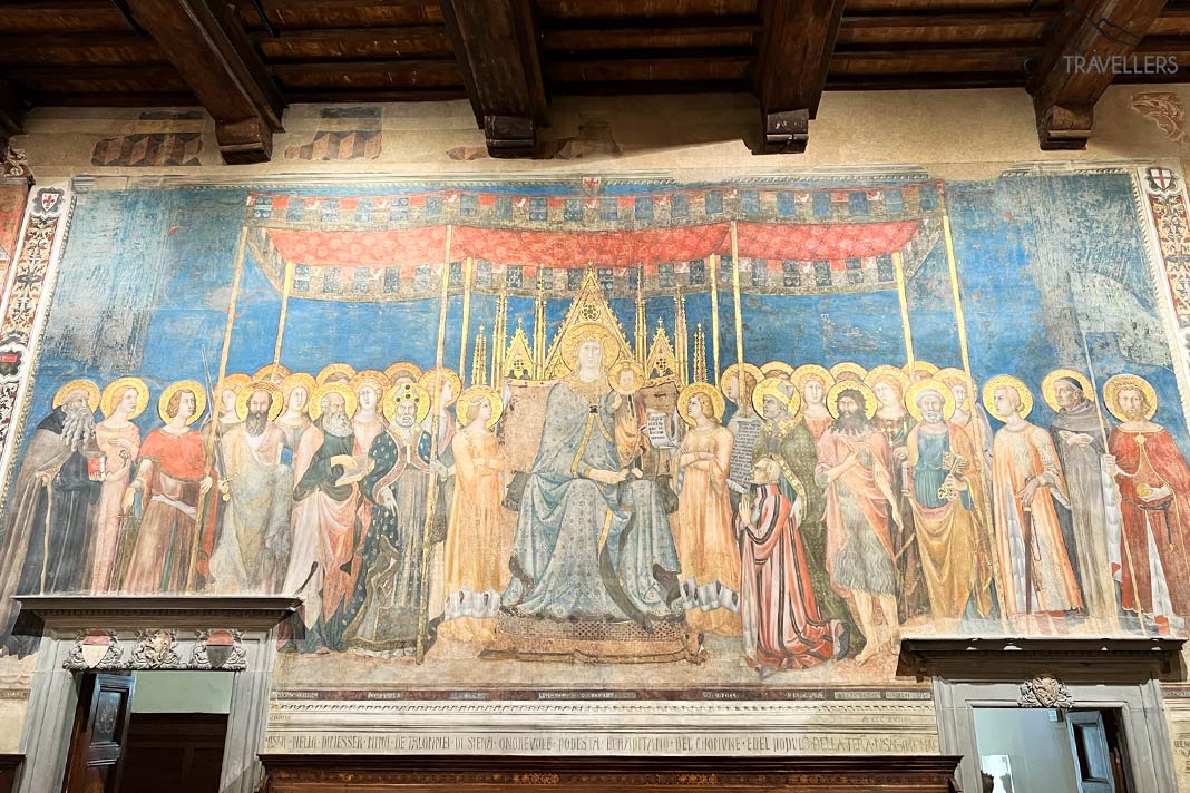 Das riesige Gemälde "Maestà" vom Maler Lippo Memmi im Sala Dante im Museo Civico in San Gimignano