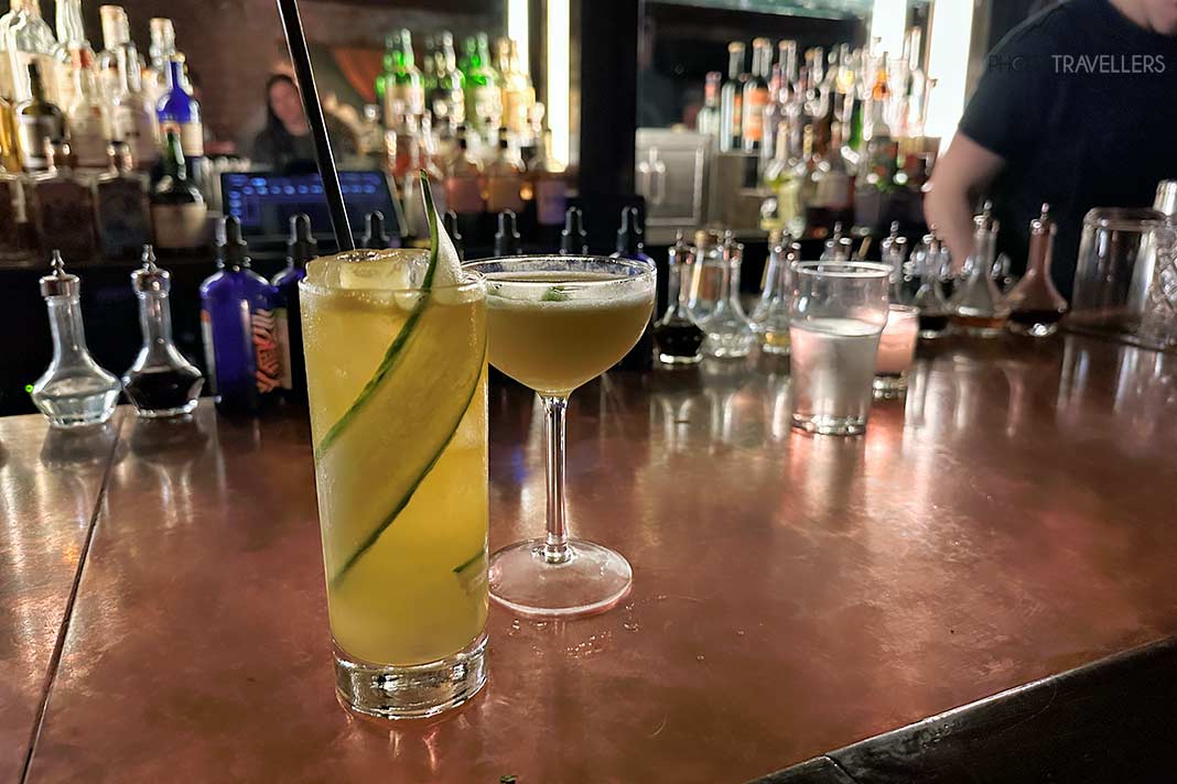 Zwei Cocktails auf der Theke der Speakeasy-Bar Please Don't Tell in New York