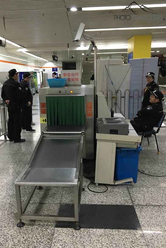 Die Sicherheitskontrolle in der Shanghaier U-Bahn