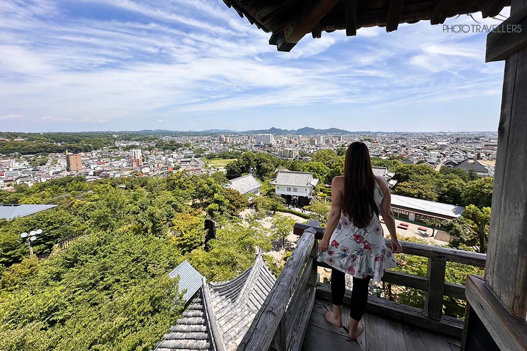 Reisebloggerin Biggi Bauer auf der obersten Etage der Burg Inuyama mit Blick über die Stadt
