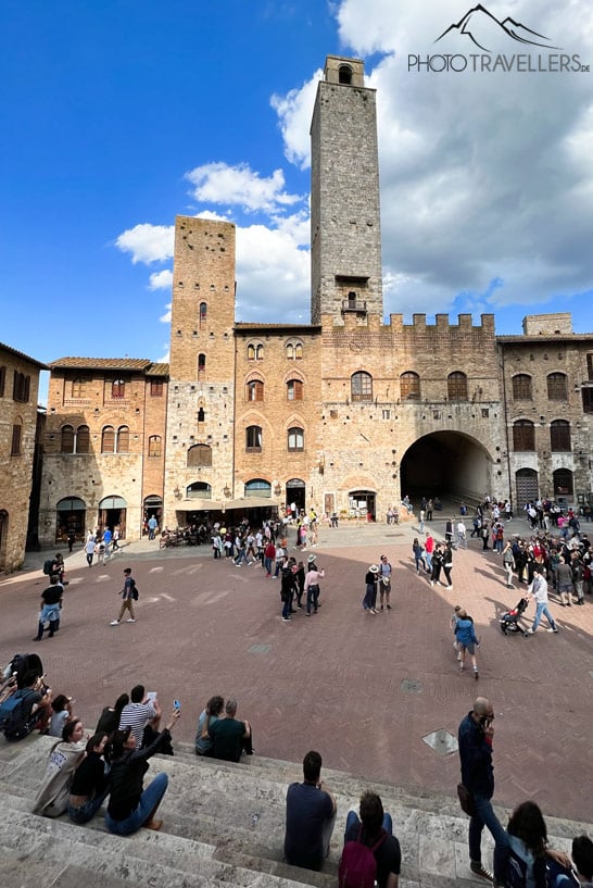 Die belebte Piazza del Duomo in San Gimignano