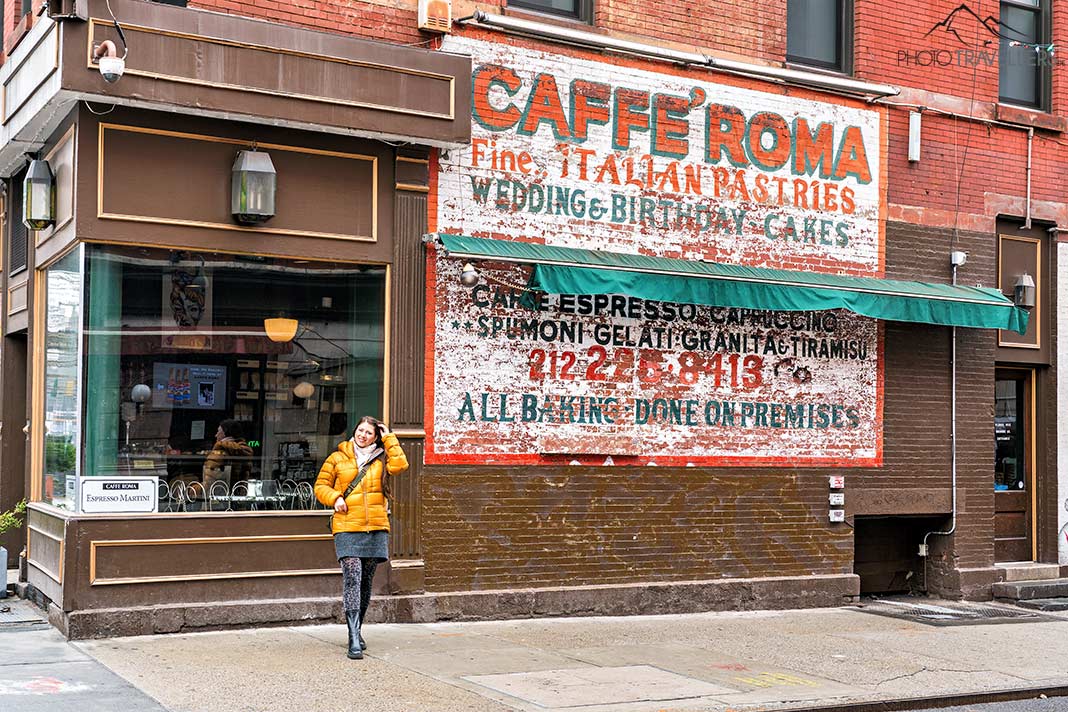 Reisebloggerin Biggi Bauer vor einer großen Werbung in Little Italy in New York