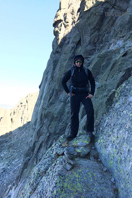 Reisebloggerin Biggi Bauer auf einer Felsstufe unterhalb des Monte Rotondo