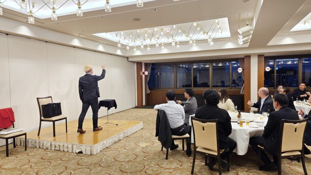 【PTA講演会 人気講師の選び方】「面白かった!」と言われる小学校・PTA講演会の3つの条件【2026年版】 1 富山市PTA連絡協議会の研修会で人気講師としてマジックショーと講演を披露するマジシャン・コンプレッサー