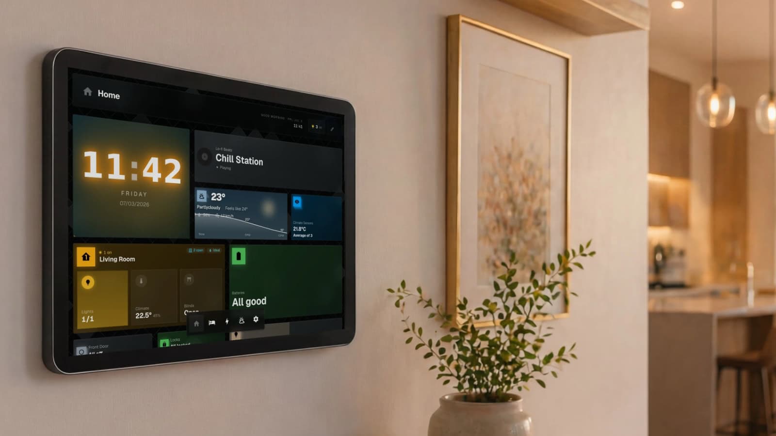 GlassHome-Dashboard für Home Assistant im Glas-Design auf einem Wandtablet