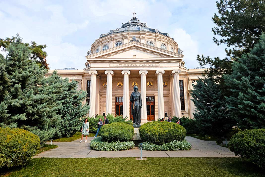 Das Athenäum ist ein römischer Kuppelbau mit Säulen in einem Park in Bukarest