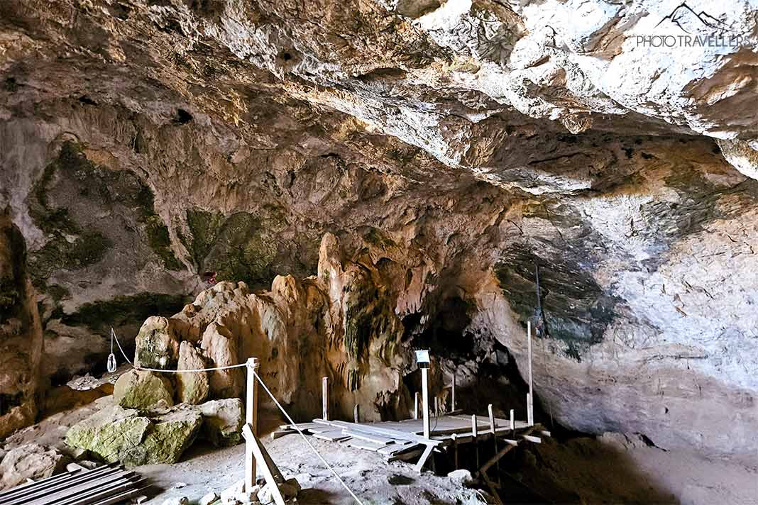 Im Inneren der Höhle von Charkadio befindet sich eine schmale Holzbrücke
