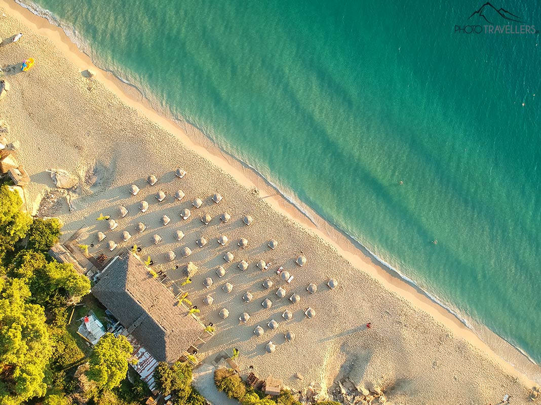 Der Markis Gialos Beach - einer der Lassi Beaches - von oben