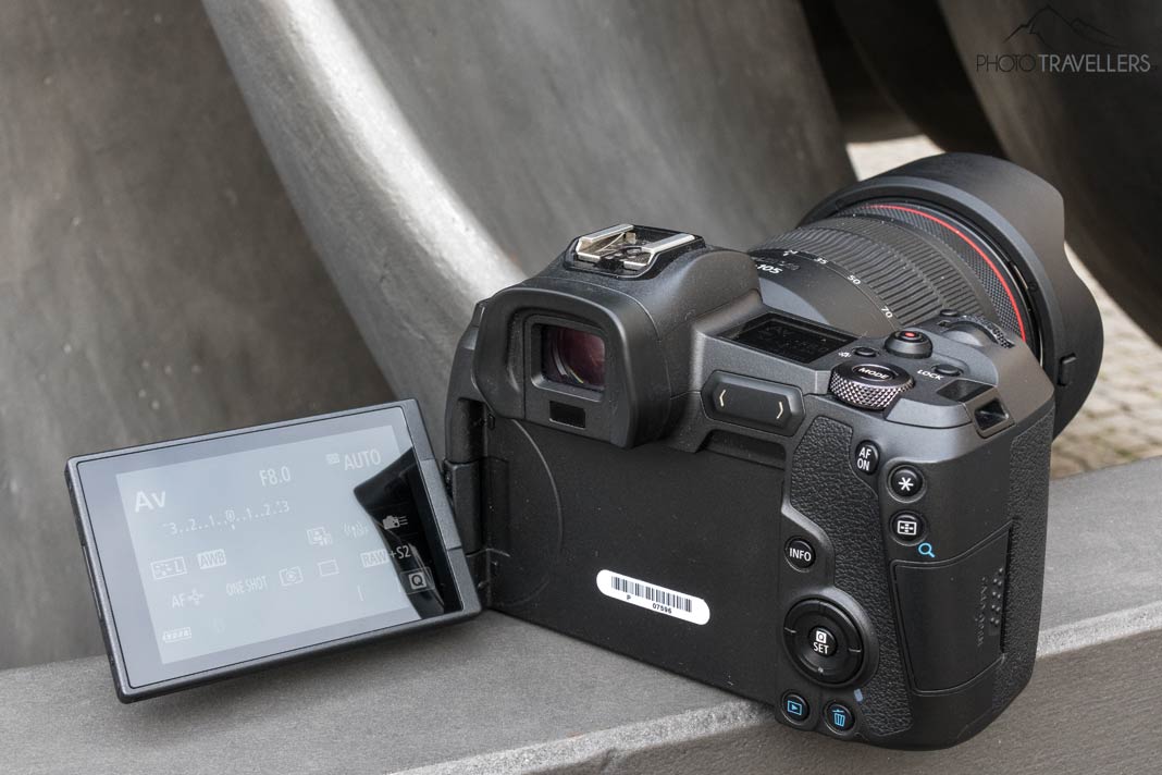 Das ausgeschwenke Display der Canon EOS R