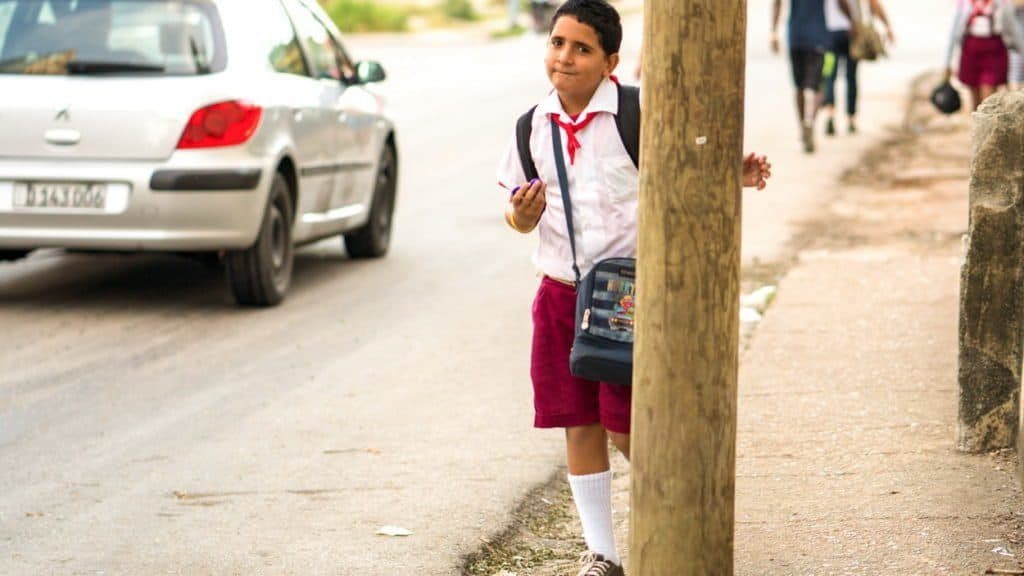 chłopiec w Hawanie idzie do szkoły