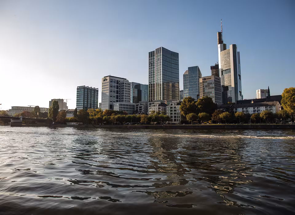 Skyline von Frankfurt am Main bei Sonnenschein und blauem Himmel