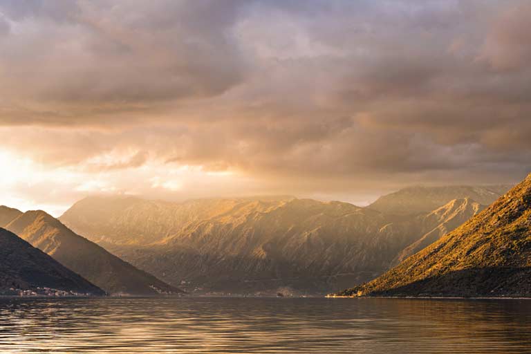 startseite-montenegro-sehenswuerdigkeiten Sonnenuntergang in der Bucht von Kotor, Montenegro